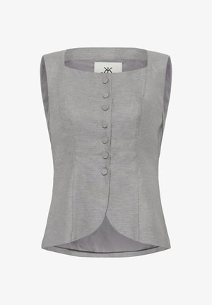 Pánska sivá vesta bez rukávov s jemnými diagonálnymi pruhmi, siedmimi gombíkmi potiahnutými textíliou na prednej strane a zakriveným spodným okrajom.