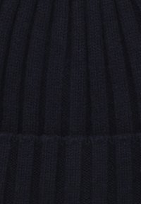 Ciemnogranatowa prążkowana dzianina z pionowymi paskami i teksturowanym wykończeniem. Mieszanka wełny o miękkim wyglądzie, z podwiniętym wykończeniem.