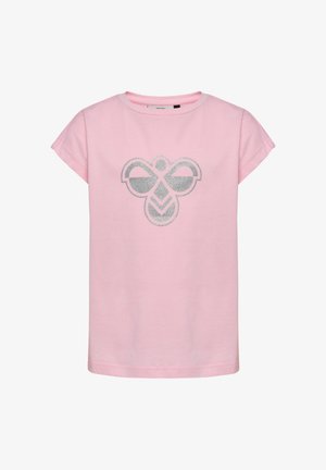 Lyserød bomuld T-shirt med korte ærmer og rund halsudskæring. Har en sølvglitrende bi-logo foran. Blød tekstur, almindelig pasform.