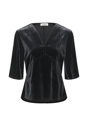 Top de terciopelo negro con escote en V, mangas tres cuartos y un ajuste relajado. Presenta un brillo sutil y costuras decorativas a lo largo del busto.