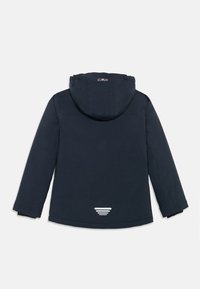 Cappotto impermeabile blu navy con cappuccio, caratterizzato da un logo bianco sul retro e da un accento a strisce orizzontali sull'orlo. Texture liscia, lunghezza media.