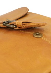 Hellbraune Ledertasche mit Klappe, die mit einem Metallverschluss gesichert ist. Sie hat eine glatte Textur und Messingbeschläge mit einem runden Druckknopfdetail.