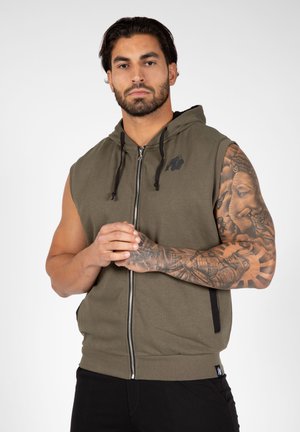 Mouwloze hooded zip-up sweatshirt in olijfgroen, met een logo op de borst, zwarte trekkoorden en contrasterende zijaccenten.