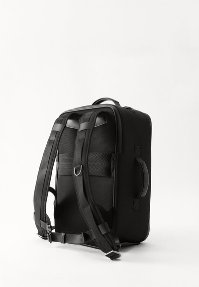 Μαύρο ορθογώνιο σακίδιο πλάτης με μαξιλαρωμένους ιμάντες ώμου, πίσω πάνελ από δίχτυ, πλαϊνή λαβή και ρυθμιζόμενες αγκράφες, εμφανισμένο σε λευκό φόντο.