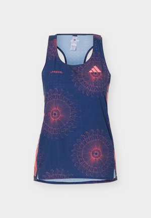Marineblaues sportliches Tanktop mit korallenfarbenen, kreisförmigen Blumenmustern, Adidas-Logo auf der Brust und dem Text "LABRUM" auf der oberen linken Seite.