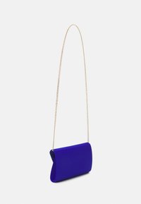 Borsa a tracolla in velluto blu vibrante con tracolla in oro, forma rettangolare, texture liscia e design elegante e minimalista.