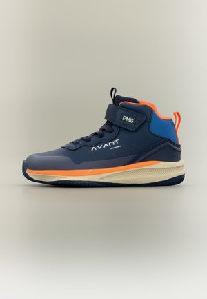 Marineblå høj sneaker med orange detaljer, cremefarvet sål, velcrostrop med PMG-mærkat og teksten AVANT på siden, vist på neutral baggrund.