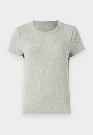 Camiseta gris de manga corta con cuello redondo, hecha de tela de canalé. Textura suave con un corte regular y un diseño minimalista.