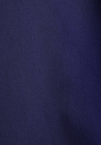 Granatowa tkanina o gładkiej, jednolitej fakturze, oświetlona naturalnym światłem, podkreślająca subtelny połysk i brak wyraźnych wzorów czy akcentów.