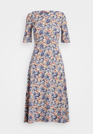 Kukkamekko, jossa on lyhyet hihat, pyöreä pääntie ja levenevä helma. Materiaali sisältää monivärisen kukkakuosin vaalealla taustalla.