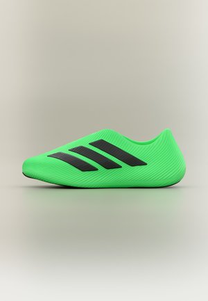 Helles grünes Fußballschuh mit schwarzem Drei-Streifen-Design, strukturierter Oberfläche, von der Seite vor neutralem Hintergrund gezeigt.