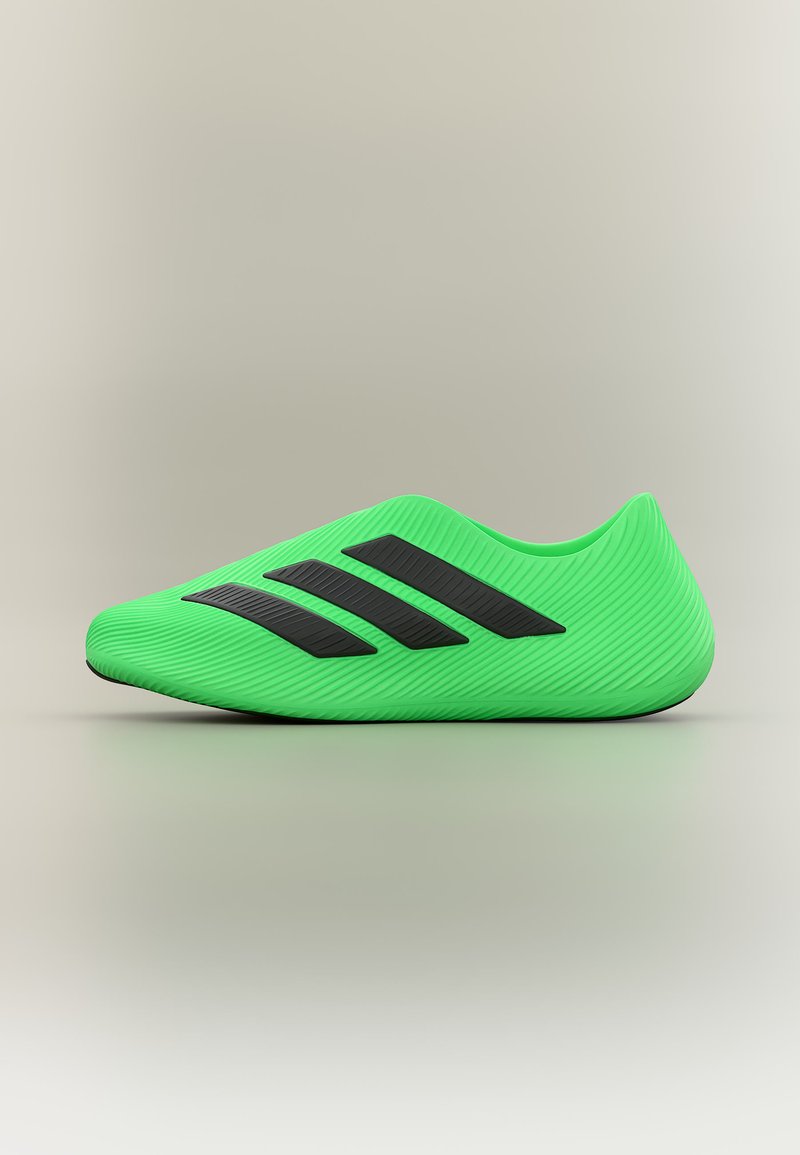 Spilgti zaļš futbola apavu kurpes ar melnu trīs svītru dizainu, teksturētu virsmu, redzams no sāniem uz neitrāla fona.