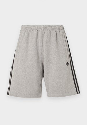 Pantaloncini sportivi grigio chiaro con strisce nere ai lati, vita elasticizzata, tasche laterali e piccolo logo nero sulla coscia sinistra.