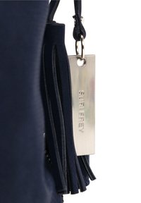 Sac bleu marine avec gland en cuir et étiquette métallique rectangulaire argentée attachée gravée de "SURIFREY."