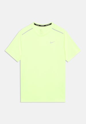 T-shirt de course Nike à manches courtes jaune néon avec accents réfléchissants sur les épaules et petit logo Nike sur la poitrine gauche.