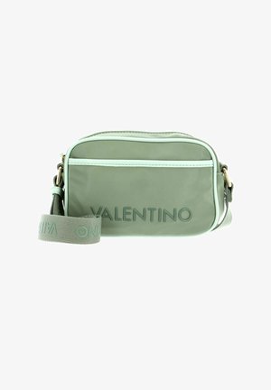 Sac bandoulière en nylon vert avec des accents menthe et un logo "VALENTINO" embossé. Dispose d'une sangle réglable et de compartiments zippés. Texture lisse.