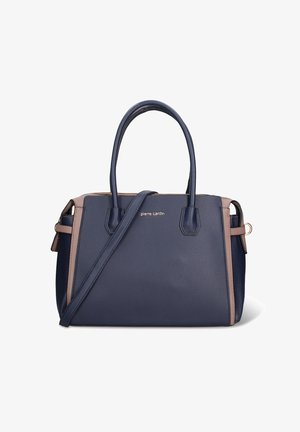 Sac à main en cuir grainé bleu avec double poignée, bandoulière amovible et accents rose clair ; présente le logo « Pierre Cardin » en argent.
