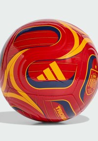 Crvena Adidas nogometna lopta s žutim i mornarskoplavim uzorcima spirale te grbom nogometne reprezentacije Španjolske.
