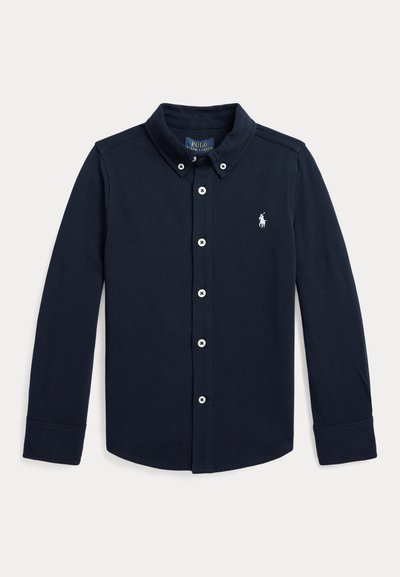 Chemise bleu marine à manches longues avec col boutonné et petit logo blanc brodé sur la poitrine.