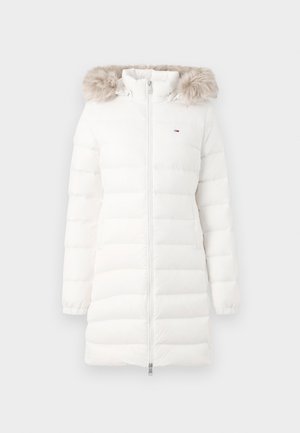Biała kurtka puchowa z kapturem wykończonym sztucznym futrem, zamek błyskawiczny i elastyczne mankiety. Posiada ukośny wzór pikowania oraz akcent z logo.