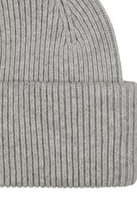 Berretto grigio a maglia con texture a costine e risvolto. Filato morbido, vestibilità regolare, adatto per il clima freddo.
