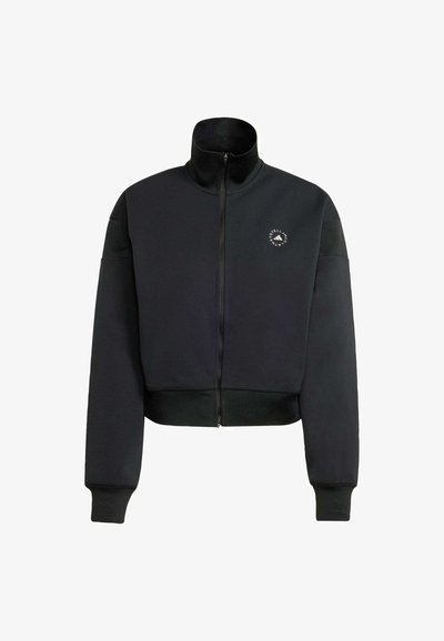 Černá zkrácená bunda na zip vyrobená z měkké látky, s vysokým límcem, žebrovaným lemem a manžetami, a malým logem na hrudi.