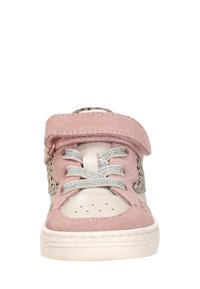 Vue de face d'une basket pour enfants rose et beige avec bride Velcro, semelle blanche et lacets argentés.