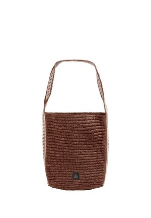 Bolso tipo cubo tejido marrón con una sola correa ancha para el hombro y un pequeño parche negro con el logo en la parte delantera.