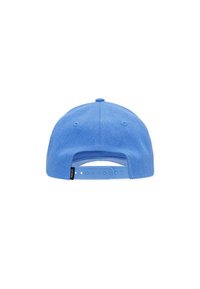 Μπλε καπέλο με λείο υφασμάτινο φινίρισμα, ρυθμιζόμενο πλαστικό λουρί, στρογγυλεμένο πάνω μέρος με οπές αερισμού και ετικέτα στη μία πλευρά.