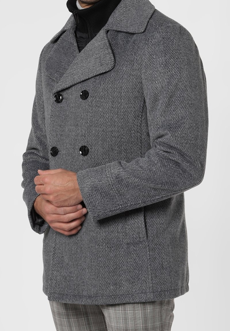 Cappotto peacoat in grigio a motivo houndstooth con chiusura doppiopetto, bottoni neri e colletto a scollatura ad angolo. Tessuto testurizzato e tasche laterali incluse.