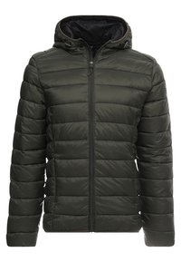 Veste matelassée vert olive avec capuche, présentant des lignes matelassées horizontales, une fermeture éclair frontale et une texture lisse et brillante.