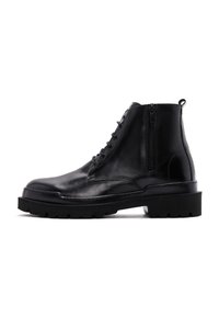 Botas de tobillo de cuero negro con punta redonda, acabado texturizado, cordones en la parte frontal, cremallera lateral y suela de goma negra resistente.