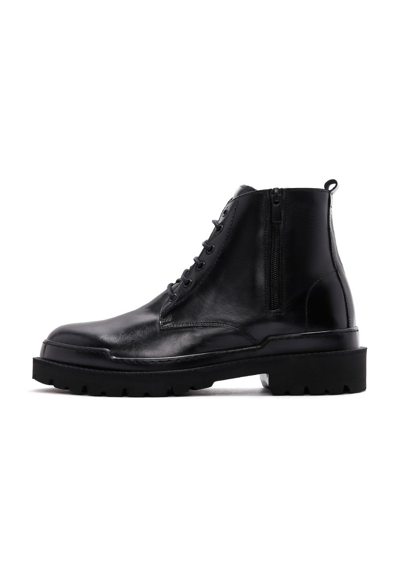 Botas de tobillo de cuero negro con punta redonda, acabado texturizado, cordones en la parte frontal, cremallera lateral y suela de goma negra resistente.