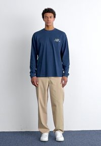 New Balance COURT LONG SLEEVE - Hosszú ujjú felső - navy