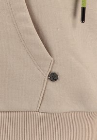 Felpa beige con orlo a costine e texture, dotata di una tasca con un accento in metallo nero del logo e coulisse verde.