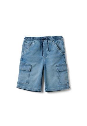 Hellblaue Denim-Cargoshorts mit elastischem Bund, schwarzer Kordel, Front- und Seitenklappentaschen, flach auf weißem Hintergrund liegend.
