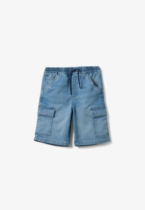 Hellblaue Denim-Cargoshorts mit elastischem Bund, schwarzer Kordel, Front- und Seitenklappentaschen, flach auf weißem Hintergrund liegend.