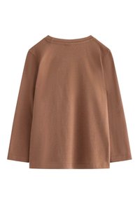 Pitkähihaista saumattomasta ruskeasta puuvillasta valmistettua paitaa, jossa on pyöreä kaula-aukko ja suora helma yksinkertaisella ompelemisella.