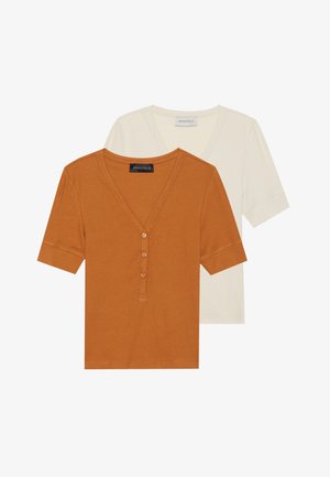 Dve v-uške majice: ena v opečnato oranžni barvi s tremi gumbi in rebrasto teksturo, druga v bež barvi, obe z kratkimi rokavi.