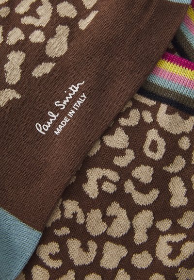 Tessuto a maglia marrone con motivo leopardato beige, una striscia blu a contrasto e testo impresso "Paul Smith MADE IN ITALY."