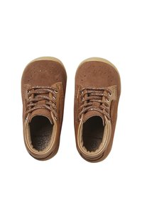 Braune Wildlederschuhe mit beigen Akzenten, runder Zehenpartie, perforierter Vorderseite und strukturiertem Sohlen. Mit braunen Schnürsenkeln und weicher Innenauskleidung.