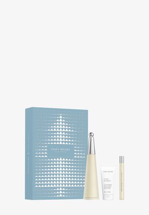 Ensemble de produits Issey Miyake L'Eau d'Issey avec boîte bleue à motif géométrique, flacon de parfum grand, tube de lotion pour le corps et petit flacon spray.