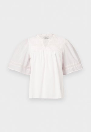 Blouse blanche avec manches courtes bouffantes, bordure en dentelle sur les manches, devant plissé et petit col à volants avec une ouverture en V.