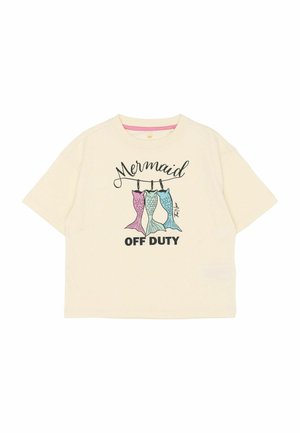 Krém színű rövid ujjú póló, amelyen három színes sellőfarok grafikája látható, fekete felirattal: "Mermaid OFF DUTY".