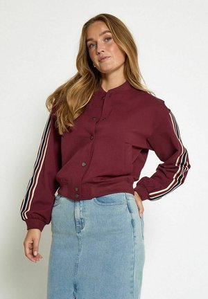 Bordeaux bomberjack met drukknoopsluiten, beschikt over witte en marineblauwe gestreepte accenten op de mouwen, ribgebreide manchetten en een cropped ontwerp.