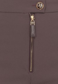 Pantaloni bordeaux con chiusura a zip dorata e bottone. Tessuto liscio con una leggera lucentezza e vestibilità sartoriale.