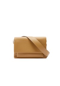 Torebka crossbody z tanowej skóry z teksturowanym wykończeniem, złożonym zapięciem klapki i płaską podstawą. Wyposażona w regulowany pasek na ramię.