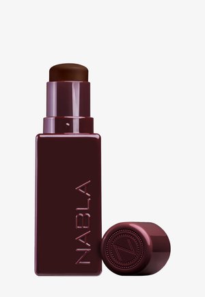 NABLA cream stick in donker bordeaux met een cilindrisch ontwerp, glanzende afwerking en een afgeronde dop met een reliëf-logo.