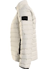 Giacca imbottita bianca con trapuntatura orizzontale, colletto alto, logo Calvin Klein nero sul braccio superiore e tasca laterale con zip.