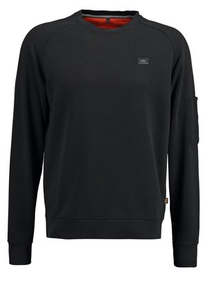 Schwarzer Sweatshirt mit rundem Ausschnitt, Raglanärmeln, gerippten Bündchen und einer aufgesetzten Tasche am Ärmel. Das Innenfutter hat eine rote Auskleidung.